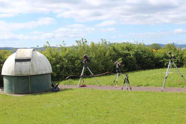 Here can be seen, from left to right, the DAS observatory, an 8 inch Schmidt–Cassegrain telescope  (SCT), a 6" SCT, a lonely tripod and a 2.5" solar telescope.